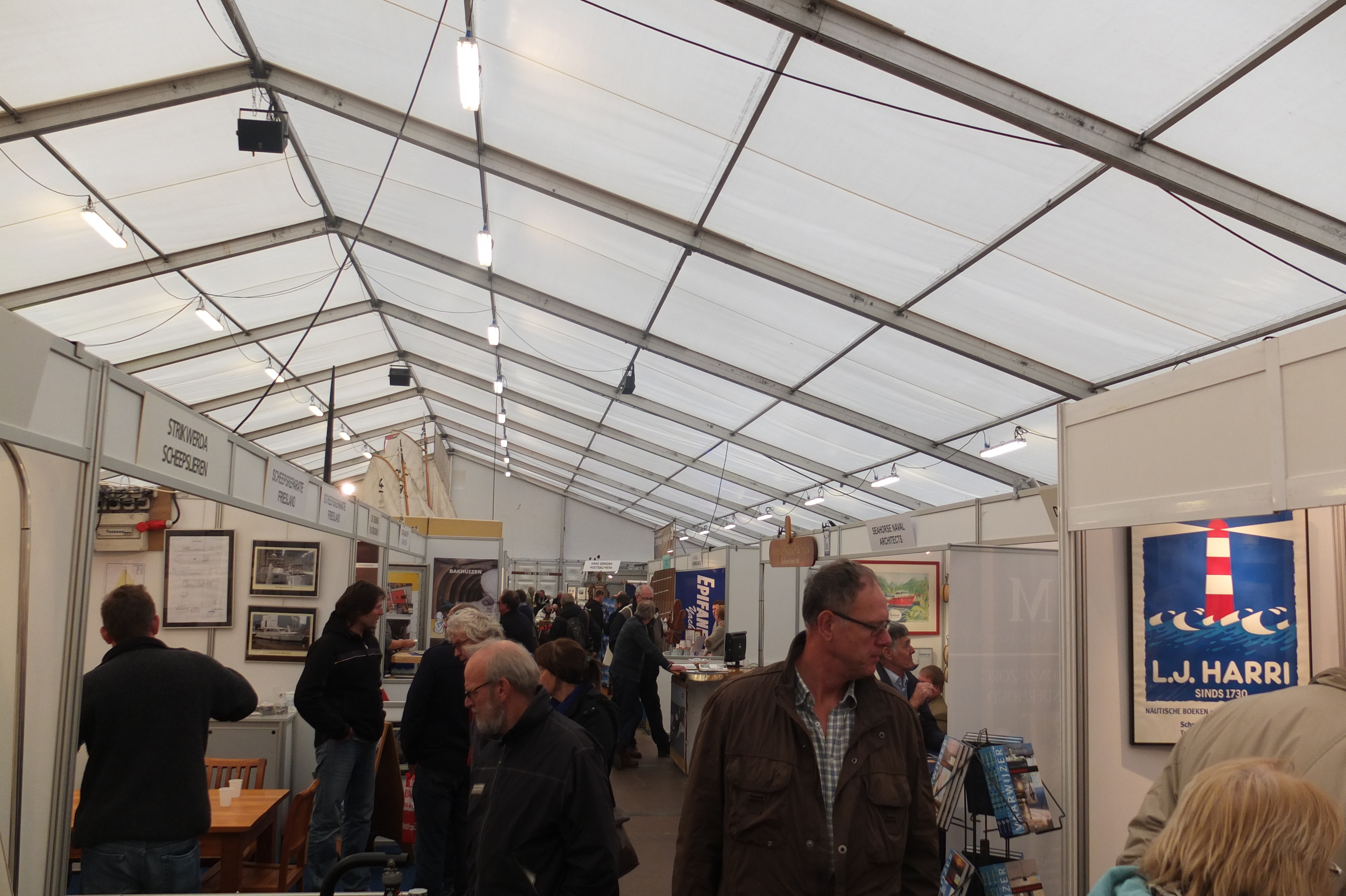 Levendige beurs in de tent op de Gependam
